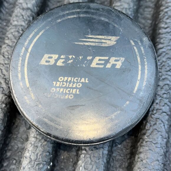Authentic Bauer ice hockey puck Lindsay Mfg - Picture 1 of 3